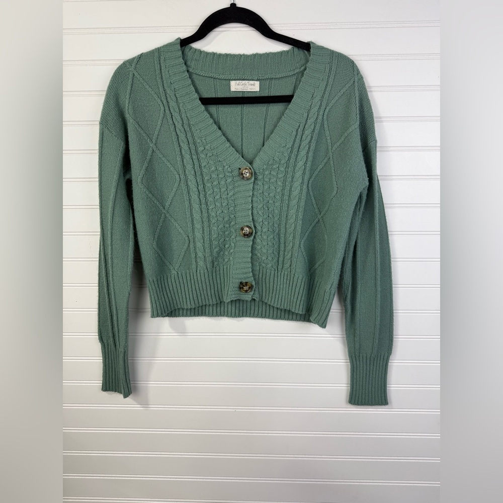 Full Circle Trends women’s Green Cable Knit cropped Sweater. Size Medium